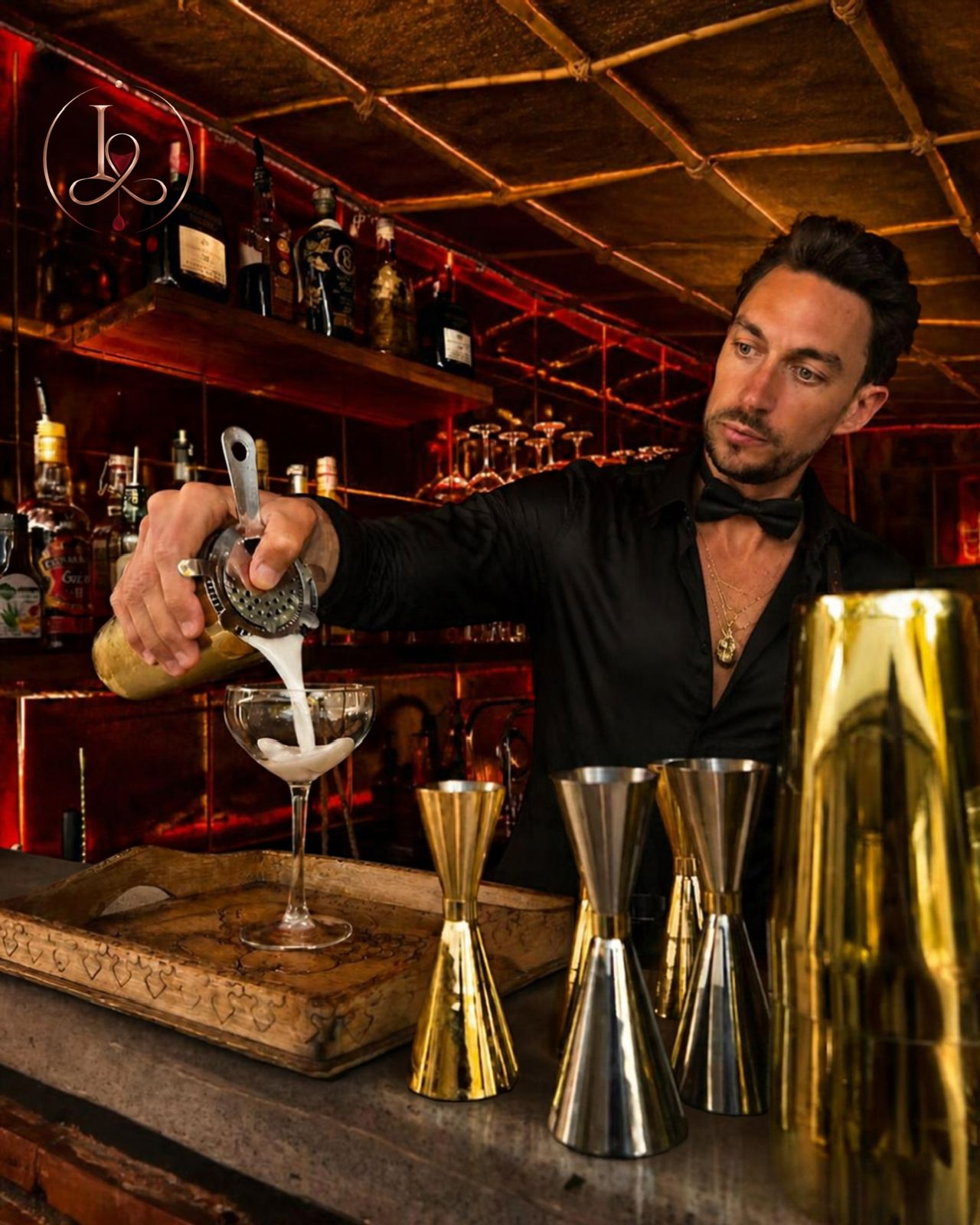Alessandro preparando un cóctel en la barra